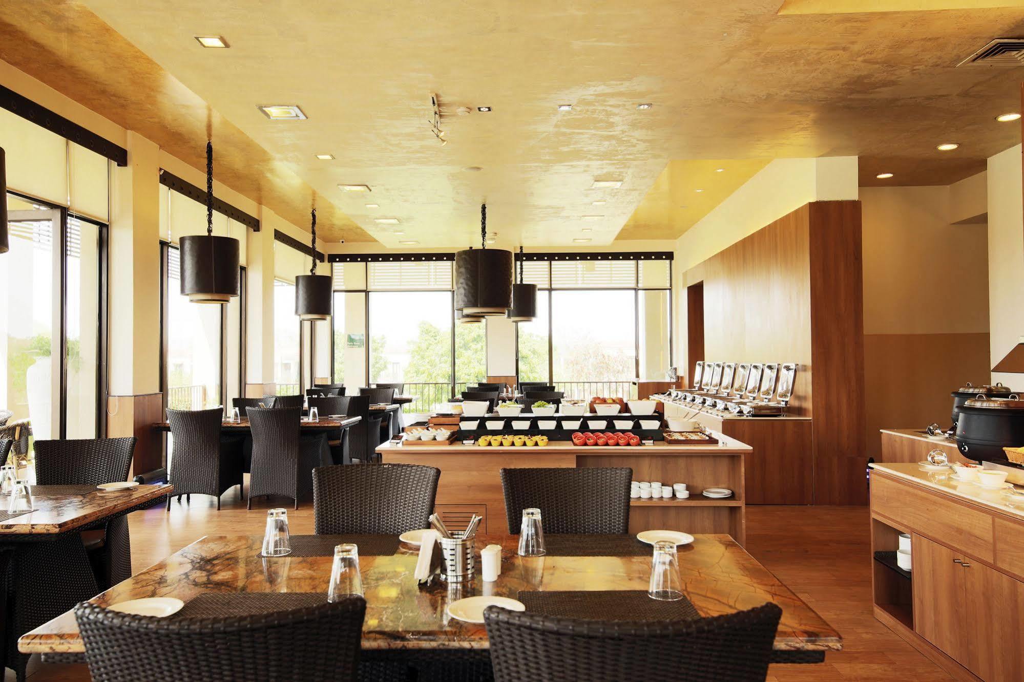 Lemon Tree Hotel, Tarudhan Valley, Manesar Gurgaon Ngoại thất bức ảnh