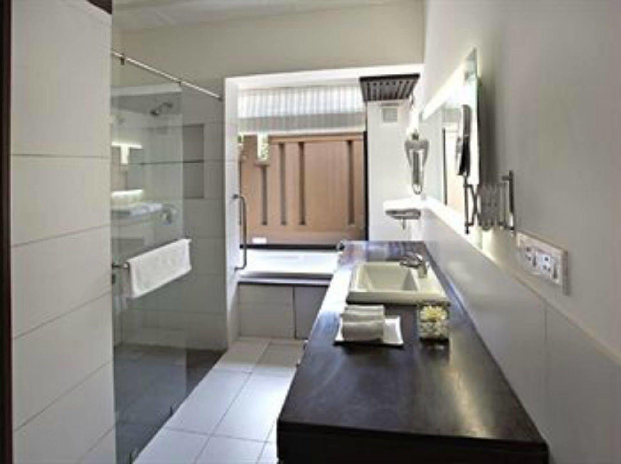 Lemon Tree Hotel, Tarudhan Valley, Manesar Gurgaon Ngoại thất bức ảnh