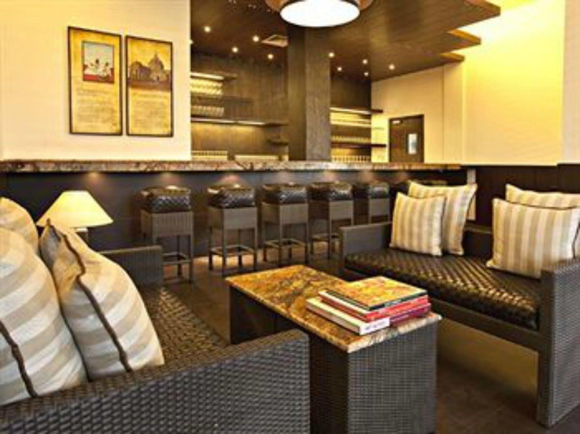 Lemon Tree Hotel, Tarudhan Valley, Manesar Gurgaon Ngoại thất bức ảnh