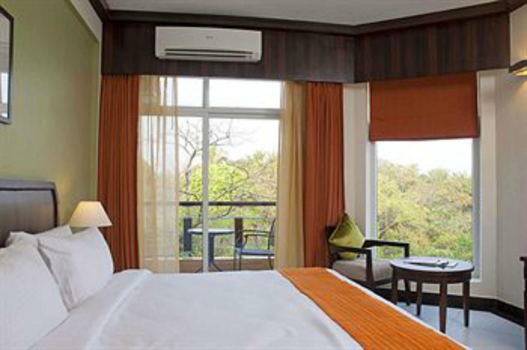 Lemon Tree Hotel, Tarudhan Valley, Manesar Gurgaon Ngoại thất bức ảnh